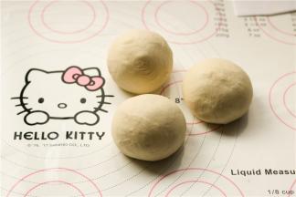 醒发好的面团分成100克一份的面剂子，也可以做大一点的，不过擀的时候就很容易露馅。