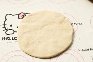 擀开，这一步不需要太薄，能包入肉馅就可以了。