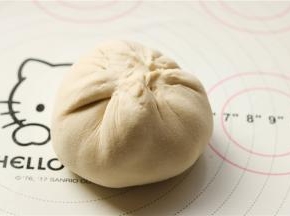 像包包子一样包起来，收口一定要捏紧，而且尽量不要有疙瘩。