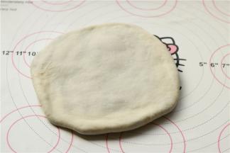 再按扁，擀开成均匀的饼，尽量薄一些大一些，只要不破就可以。