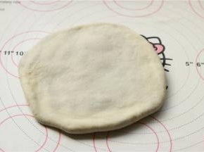 再按扁，擀开成均匀的饼，尽量薄一些大一些，只要不破就可以。