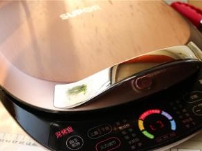 电饼铛选择葱油饼或者馅饼程序，盖盖子烙就可以了。如果想饼皮酥脆，直接在饼的两面刷一点油，效果更好。