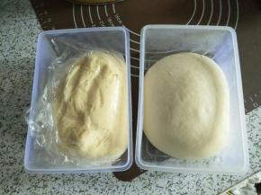 日式甜老面的材料混合，揉打到8分发，中种所有材料混合，揉打均匀，一起放到冰箱冷藏过夜（图为发酵17小时斤的状态）