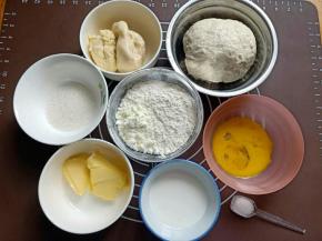 准备好本种的材料，甜老面只用到100克，剩下的面团放冰箱冷藏，可用于任何一款甜面包的制作
