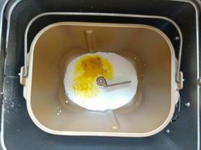 把牛奶和蛋液倒入桶中