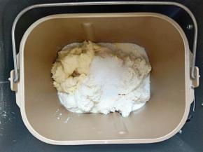 倒入面粉，再把老面与中种面团撕成小块放入，接着倒入细砂糖，开启揉面程序