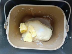 揉打到面团呈扩展状态，加入黄油与盐