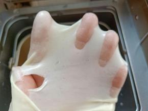 揉好的面团能出透明的薄膜，破的孔呈光滑状