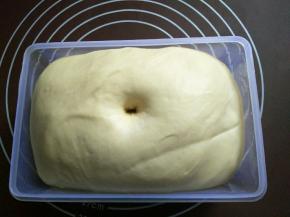 醒发好的面团，鲜酵母稍比干酵母快些，观察面团情况，明显膨胀而且手指戳个眼，不回缩就好了