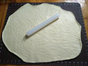 把面团擀开，排气后分成4等份