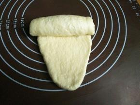 再取一个擀成长舌状，卷起来