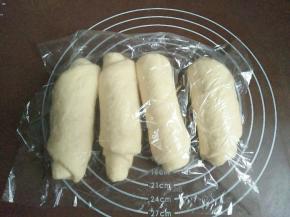 依次卷好4份，盖膜醒发15分钟