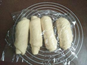 依次卷好4份，盖膜醒发15分钟