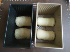 每两个面团码入吐司盒中