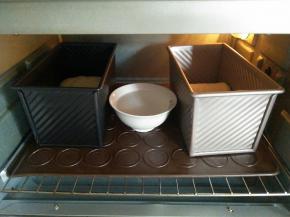 放到烤箱中，开发酵功能30度，放一碗热水，进行最终发酵