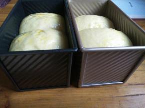 给吐司表面刷上一层蛋液