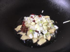 放入干辣椒和葱花。