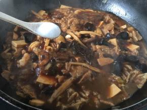 放入适量的盐调味。