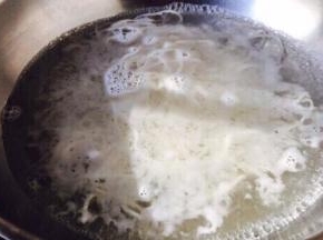 把面条煮熟。