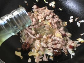 放入1勺的料酒。