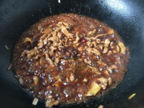 放入1小勺的甜面酱，翻炒均匀。