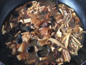 放入没过食材的开水，大火煮开，小火炖10分钟。