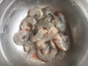 鲜虾去壳，挑出虾线，放少许的盐、少许的白胡椒粉、少许料酒、少许的淀粉，抓匀，腌制10分钟左右。