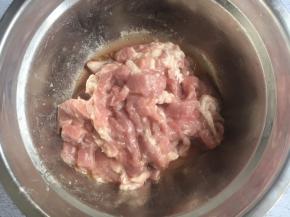 猪肉片放入少许的盐、白胡椒粉、料酒、淀粉，抓匀，腌制10分钟备用。