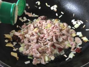 放入少许的白胡椒粉。