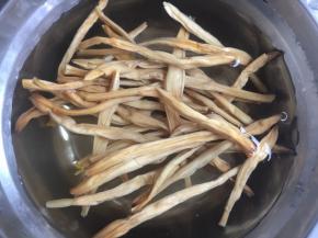 花菜用凉水泡发好。