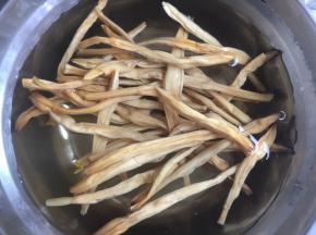 花菜用凉水泡发好。