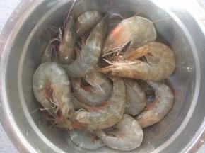 准备好鲜虾。