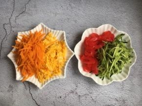 准备好蔬菜，切成丝当做菜码拌面用。