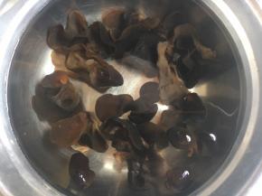 木耳用凉水提前泡发好。