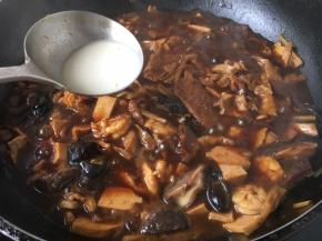 淋入适量的水淀粉勾芡。