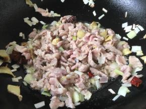 放入肉片，炒至颜色发白。