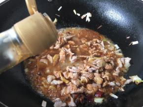 放入2勺的酱油，1勺的老抽。