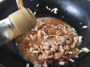 放入2勺的酱油，1勺的老抽。