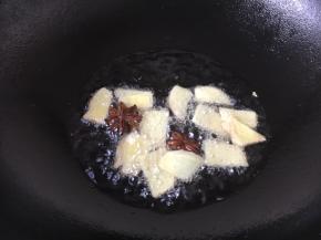 热锅凉油，放入八角和姜片，煸出香味。