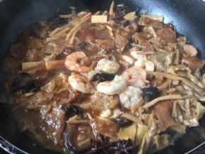 放入炒好的虾仁，小火炖1分钟左右。