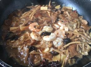 放入炒好的虾仁，小火炖1分钟左右。