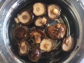 香菇用温水提前泡发好。