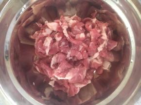 准备好猪肉肉片。