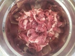 准备好猪肉肉片。
