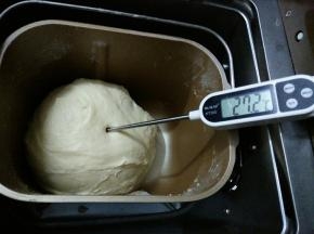并且，天热的情况下，开空调也好，把材料冰着再用也好，揉好的面团温度不要超过30度