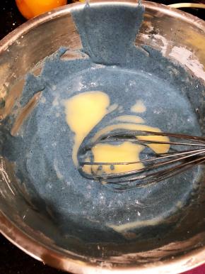 分两次加入面糊中