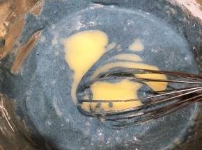 分两次加入面糊中