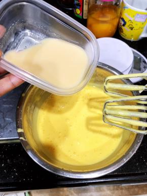 我用了香蕉牛奶，加入45克香蕉牛奶，打至均匀。