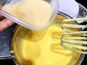 我用了香蕉牛奶，加入45克香蕉牛奶，打至均匀。