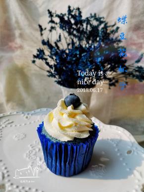 淡奶油200克，加入15克糖打至裱花状，装饰杯子蛋糕。顶端放一个蓝莓装饰。